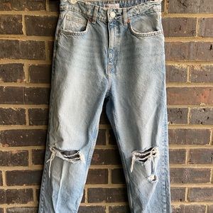 Tapered destroyed mom Jean